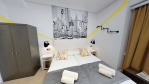 Una habitación de hotel moderna con una cama grande, dos mesitas de noche, un armario y un mural con vistas a la ciudad.