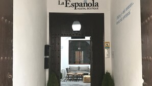 Un pasillo que da a una habitación con sofá y una mesita de centro.