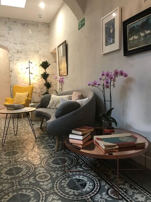 Lobby sitting area - Hostal Boutique La Española (Rota)