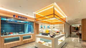 A hotel lobby with a reception desk, a coffee station, and a seating area. - Holiday Inn Express Hefei Ftz by IHG (Hefei)