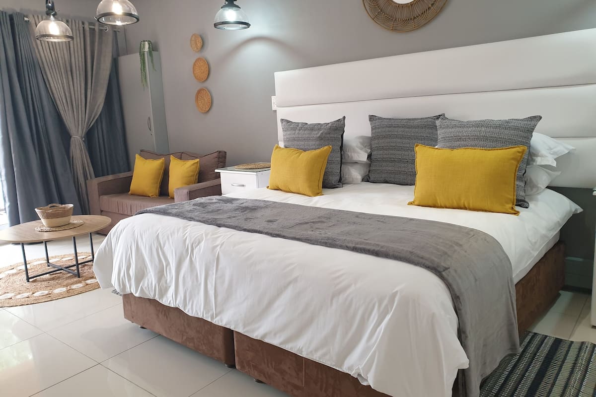Exclusive Studio Suite, 1 Bedroom, Accessible, Kitchen | Egyptian cotton sheets, premium bedding, in-room safe