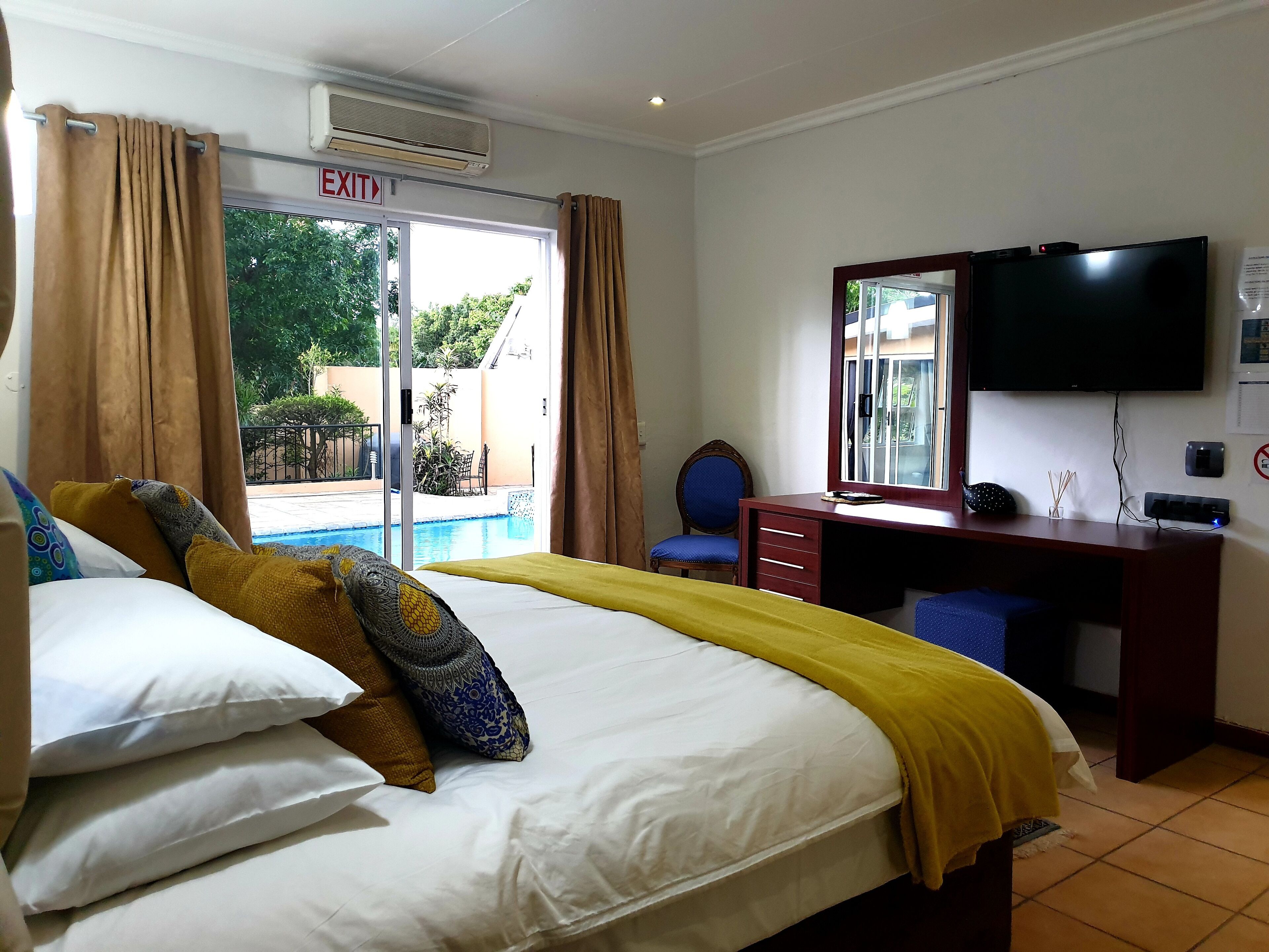 Utendørsbasseng, bassengparasoller og solsenger