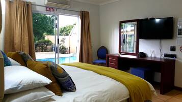 Utendørsbasseng, bassengparasoller og solsenger