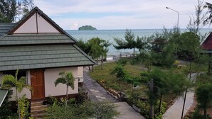 A coastal property with a view of the sea and an island. - Sea Smile Resort (Prachuap Khiri Khan)