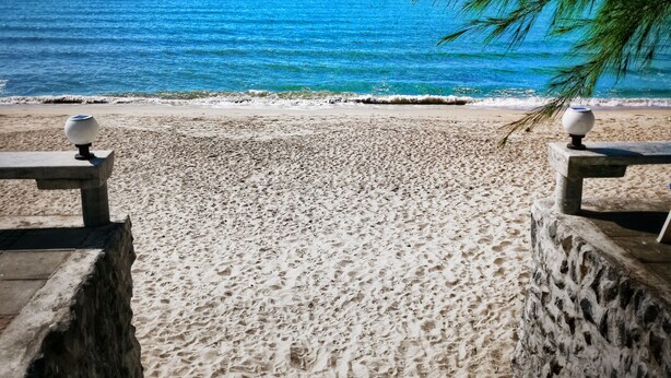 A beach with a clear view of the ocean and a distant island. - Sea Smile Resort (Prachuap Khiri Khan)