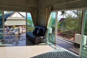 King Room with Seaview | บริเวณนั่งเล่น | ทีวีจอแบน