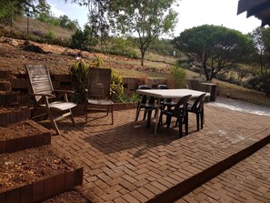 Bangalô, 4 quartos, cozinha, vista para o jardim | Terraço/pátio