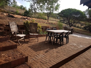 Bangalô, 4 quartos, cozinha, vista para o jardim | Terraço/pátio