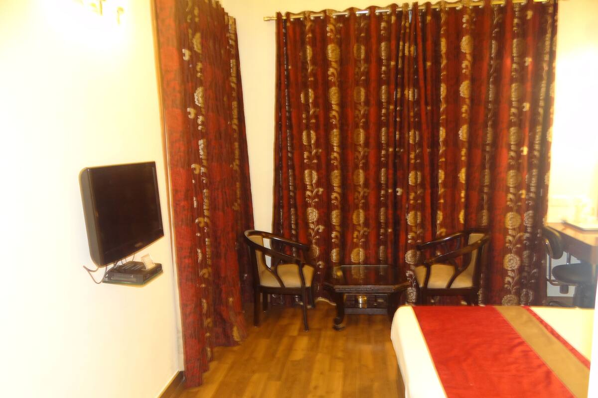 Habitación Deluxe, 1 cama matrimonial, con acceso para personas discapacitadas | Cortinas blackout, insonorización y tabla de planchar con plancha