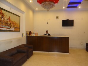 Interior entrance - HOTEL JANHVEE INTERNATIONAL (Varanasi)