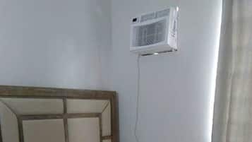 Habitación familiar, para no fumadores | Cortinas blackout, tabla de planchar con plancha y ropa de cama