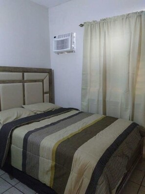 Dubbelrum - 1 queensize-säng | Mörkläggningsgardiner, strykjärn/strykbräda och sängkläder