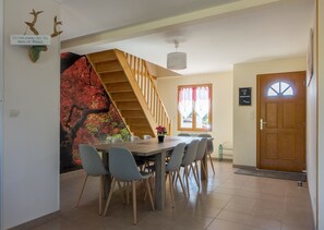 Comfort-Haus, Mehrere Betten, barrierefrei | Essbereich im Zimmer