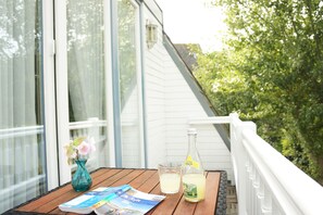 Classic Double Room (Balcony or Terrace) | In-room safe, free WiFi, bed sheets - Hotel am Südwäldchen (Sylt)