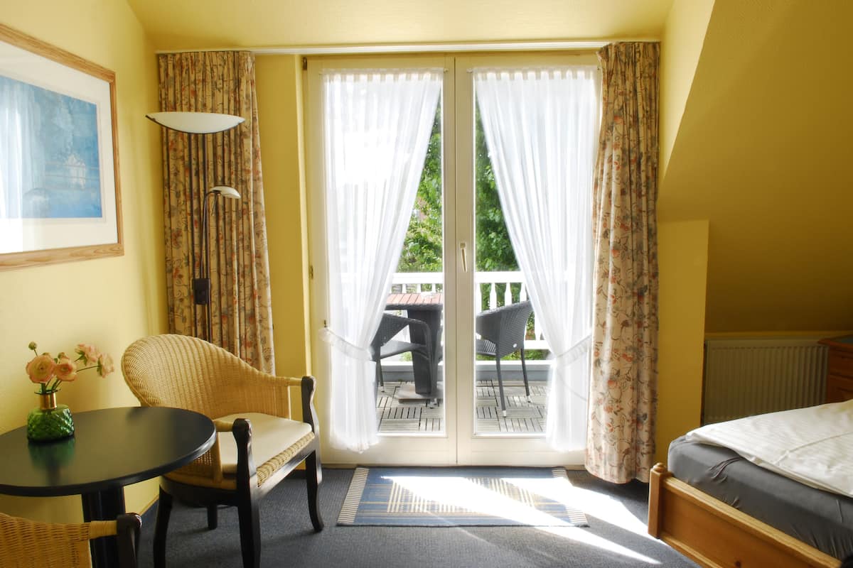 classic double room (balcony or terrace) | 1 bedroom, in-room safe, free wifi, bed sheets