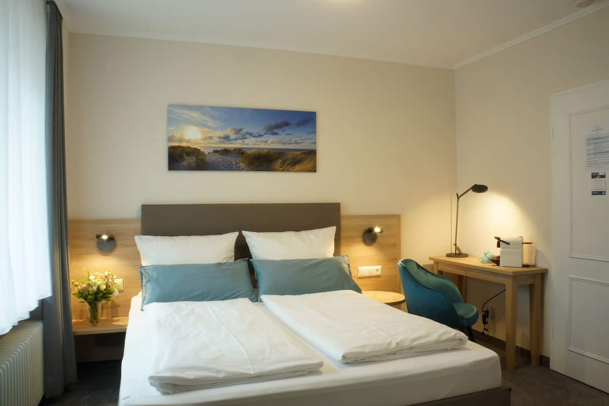 Basic Double Room | In-room safe, WiFi (free), bed sheets