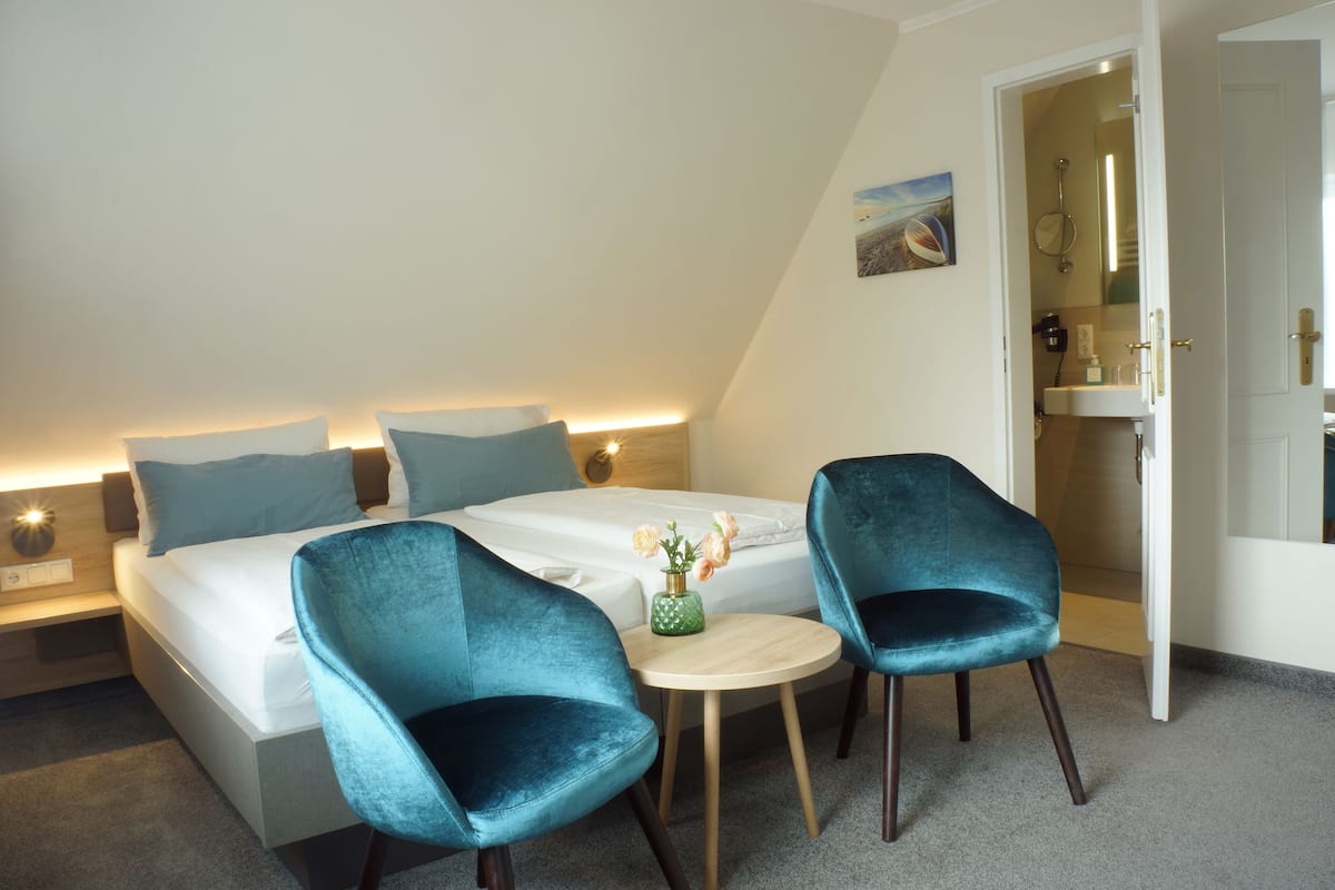Double Room | In-room safe, WiFi (free), bed sheets