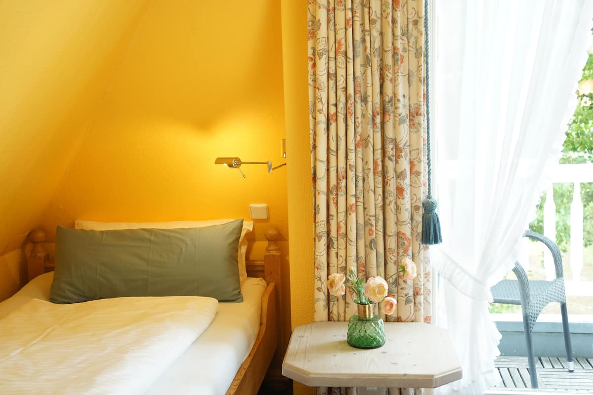 Classic Single Room, Balcony | In-room safe, WiFi (free), bed sheets