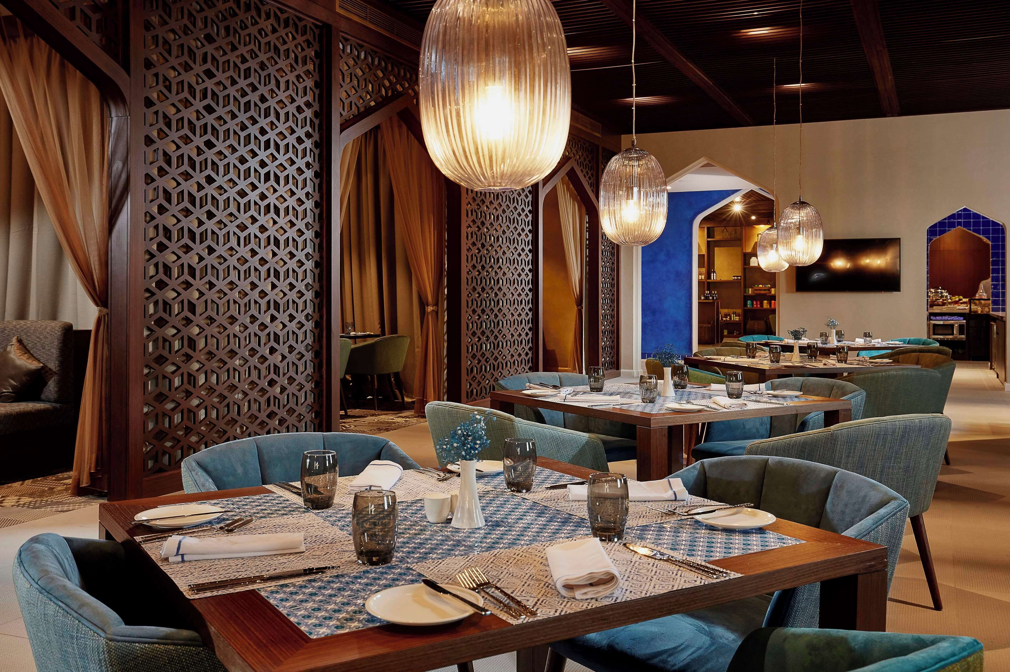 بوفيه فطور يوميًا بتكلفة قدرها (90 SAR للشخص)