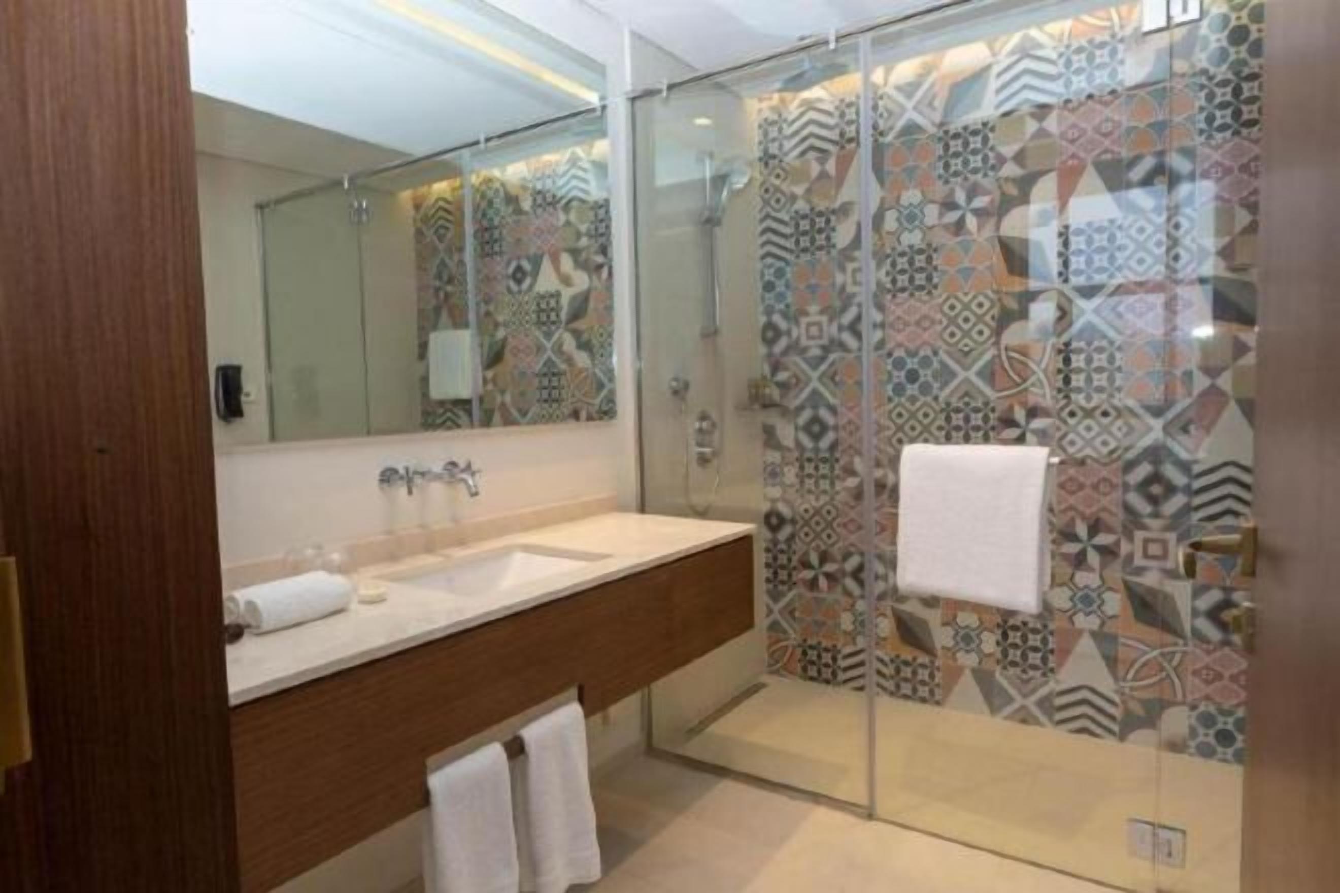 Banheiro | Banheira e chuveiro separados, produtos de toalete grátis