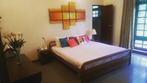 Quarto casal, 1 cama Queen, para não fumantes | Individualmente decorados, individualmente mobiliados, escrivaninha