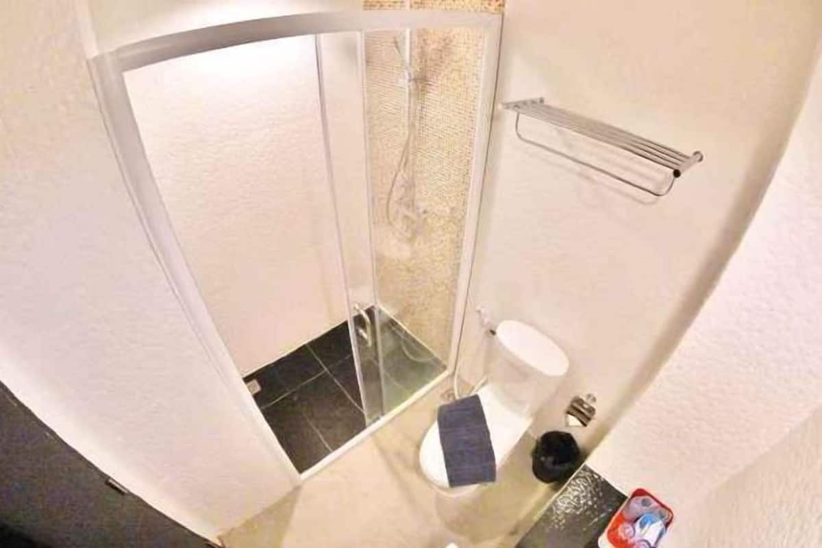 Baño | Regadera, regadera tipo lluvia, amenidades de baño gratuitas