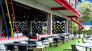 Daily buffet breakfast (THB 250 per person)