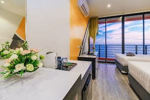 Rom – standard, sjøutsikt | Safe på rommet, blendingsgardiner, wi-fi (inkludert) og sengetøy