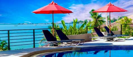 2 piscinas al aire libre, sombrillas, sillones reclinables de piscina