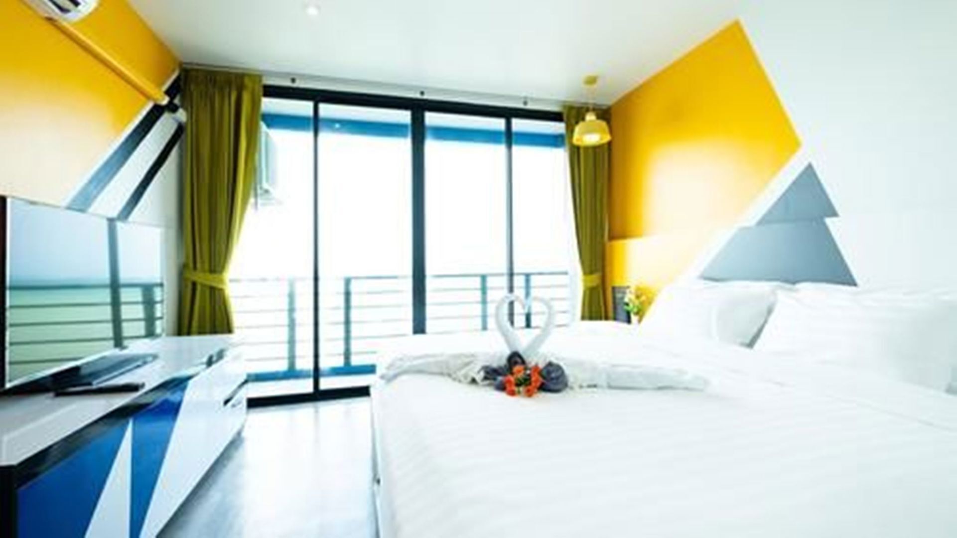 In-room safe, blackout curtains, free WiFi, bed sheets