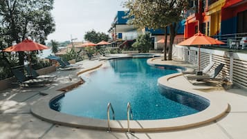 2 buitenzwembaden, parasols bij het zwembad en ligstoelen