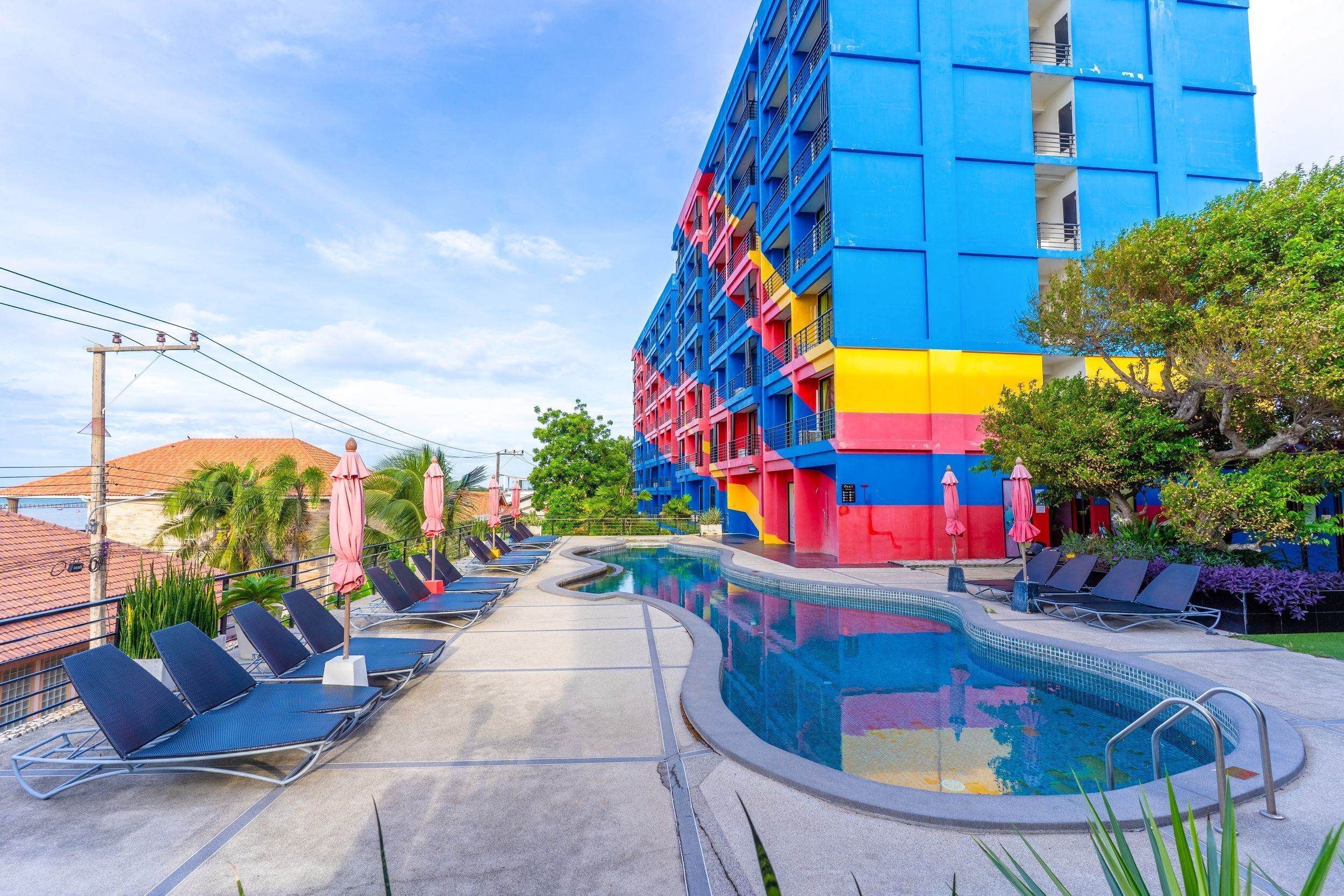 2 piscines extérieures, parasols de plage, chaises longues
