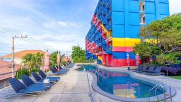 2 Außenpools, geöffnet von 06:00 Uhr bis 21:00 Uhr, Sonnenschirme