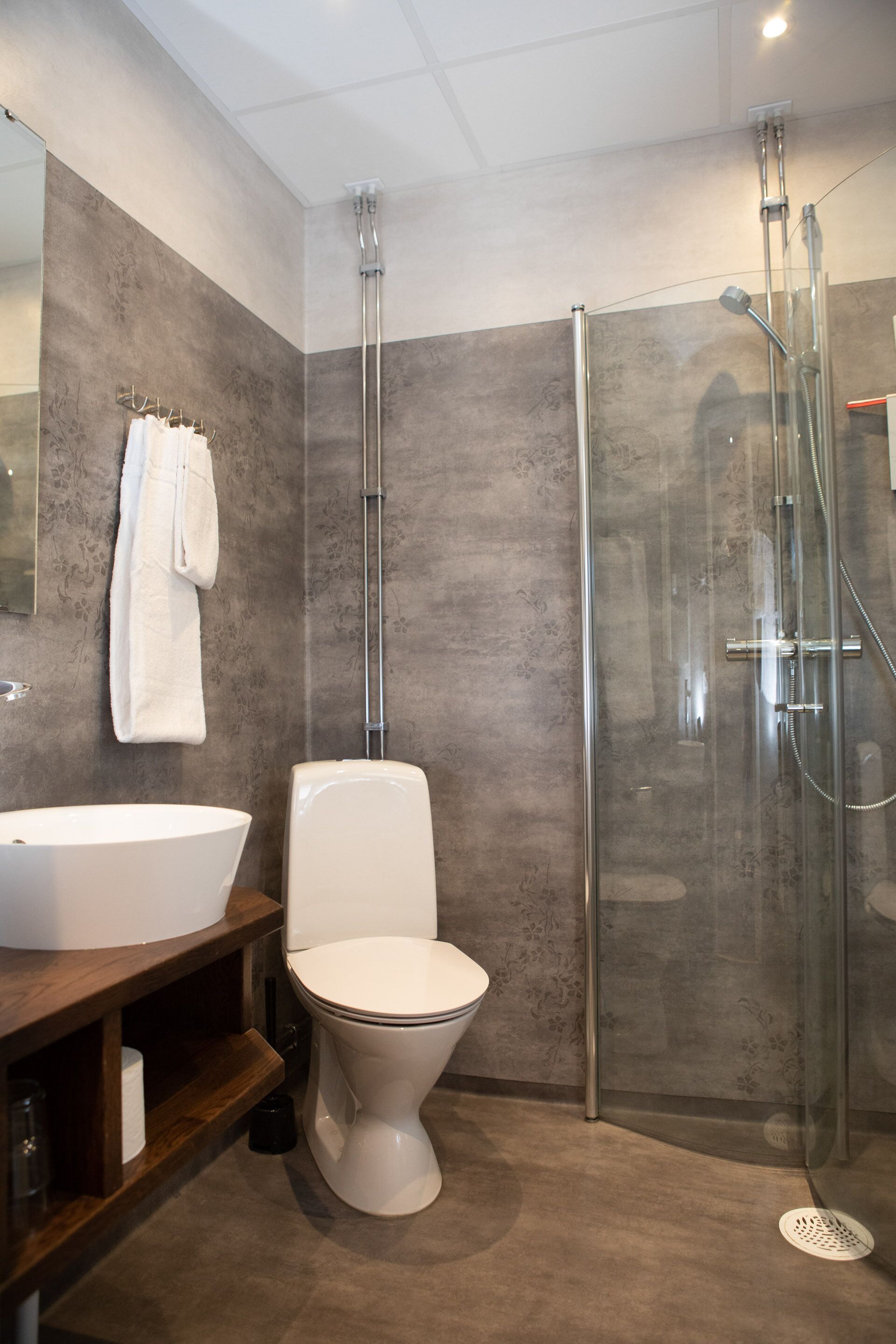 Familie vierpersoonskamer, Meerdere bedden, niet-roken, op benedenverdieping | Badkamer | Een douche, gratis toiletartikelen, een haardroger, handdoeken