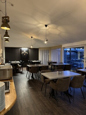 含每日吃到飽早餐