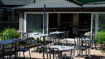 Breakfast, lunch and dinner served