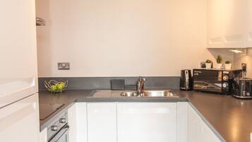 Apartment, 1 Double Bed with Sofa bed, Non Smoking | Private kitchen | Full-sized fridge, microwave, oven, stovetop