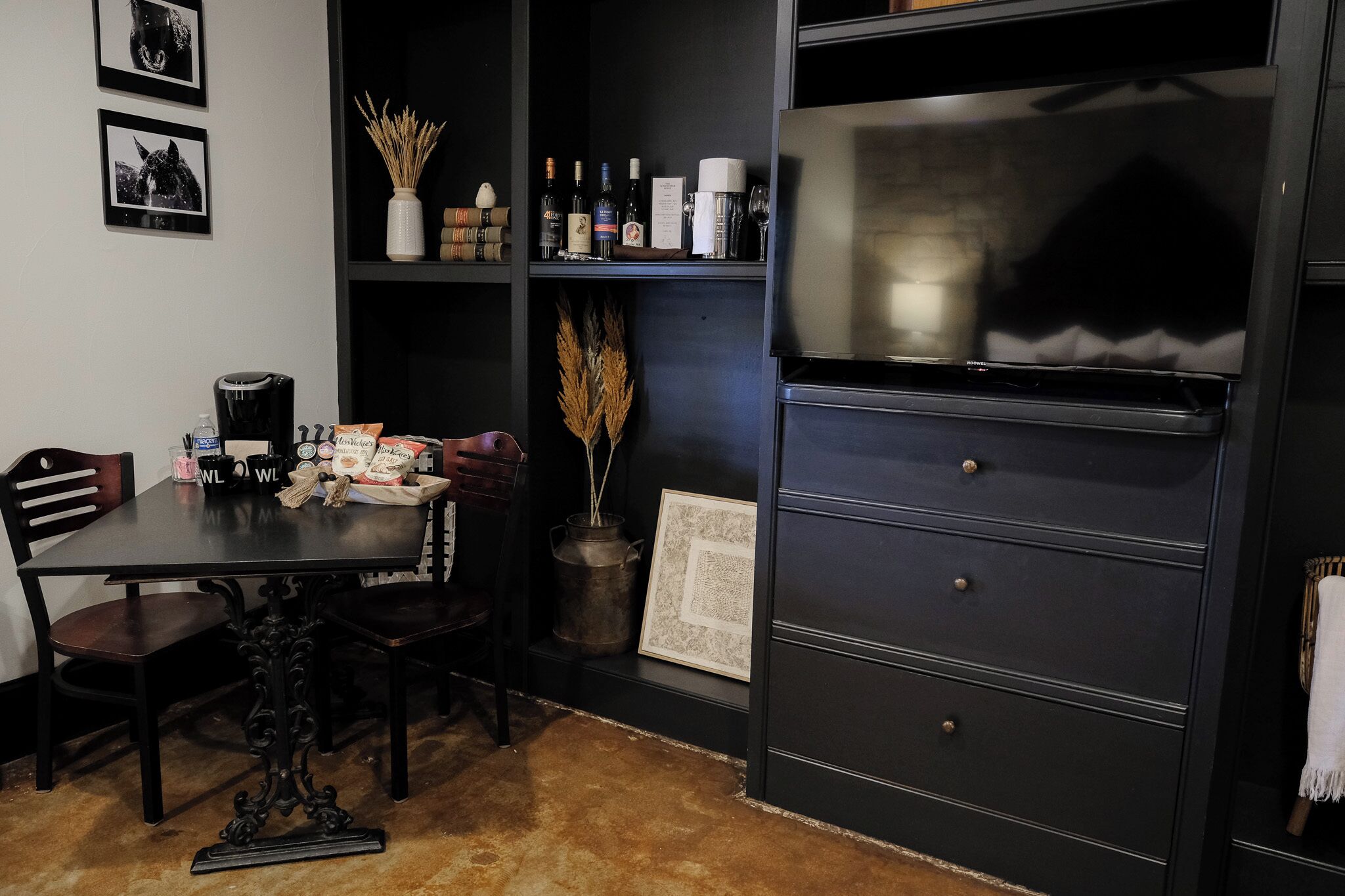 deluxe room, 1 king bed, non smoking | living area | 20-inch flat-screen tv with cable channels, tv, fireplace