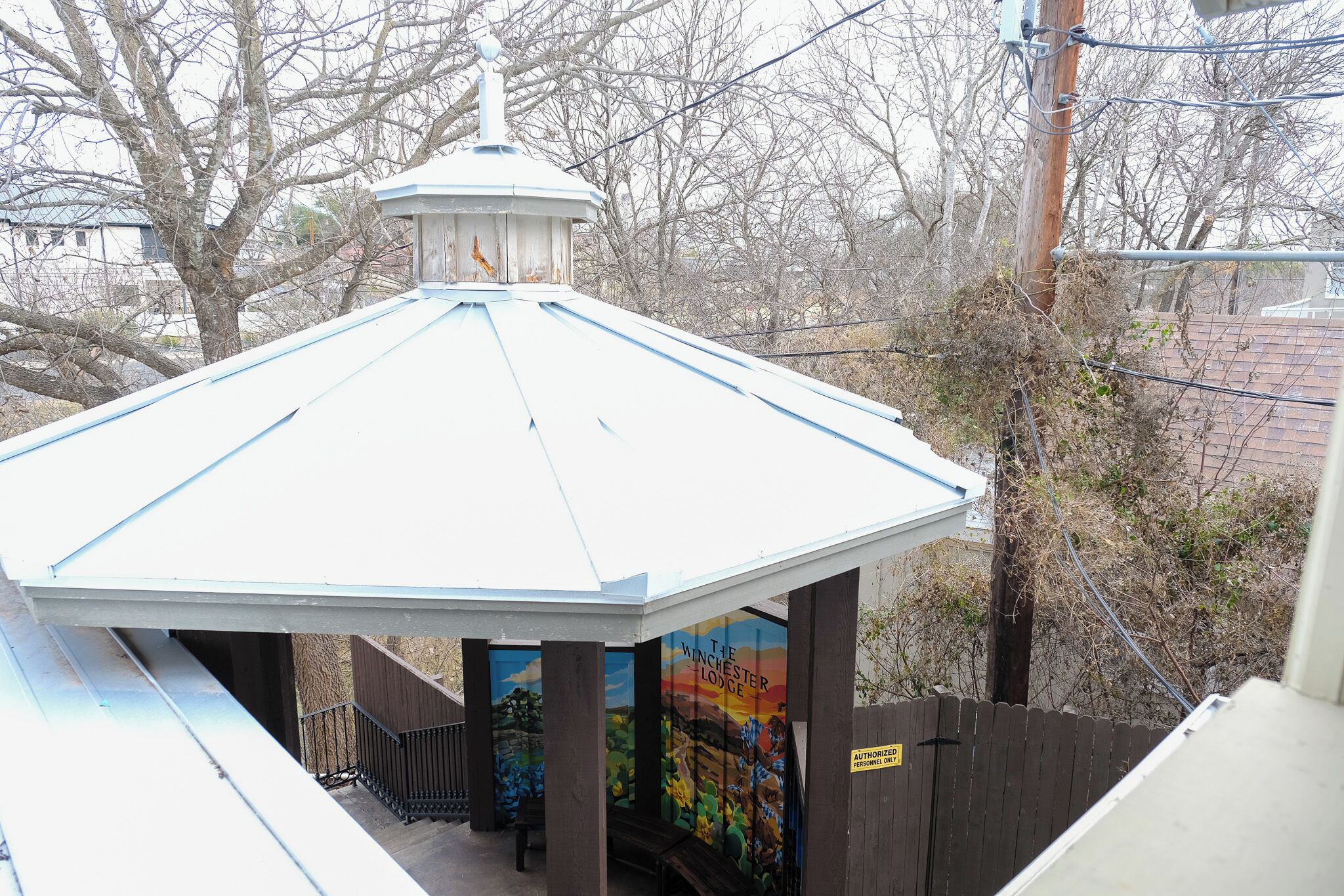Un kiosque doté d’un toit blanc et orné d’une fresque représentant un paysage.