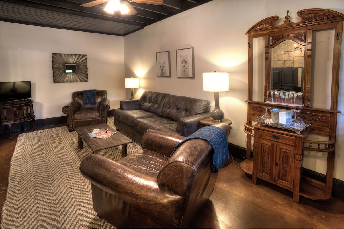 Suite 16 | Premium bedding, minibar, individually decorated, individually furnished