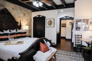 Chambre Simple Confort, 1 très grand lit, non-fumeurs | Literie de qualité supérieure, minibar, décoration personnalisée