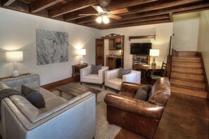 Premium Suite, 1 King Bed | Living room