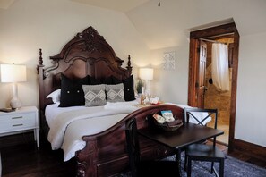 Economy Room, 1 King Bed, Non Smoking | Premium bedding, minibar, individually decorated, individually furnished - The Winchester Lodge (Fredericksburg)