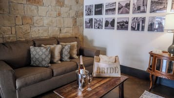 Basic Single Room, 1 King Bed, Non Smoking | Living area | 20-inch flat-screen TV with cable channels, TV