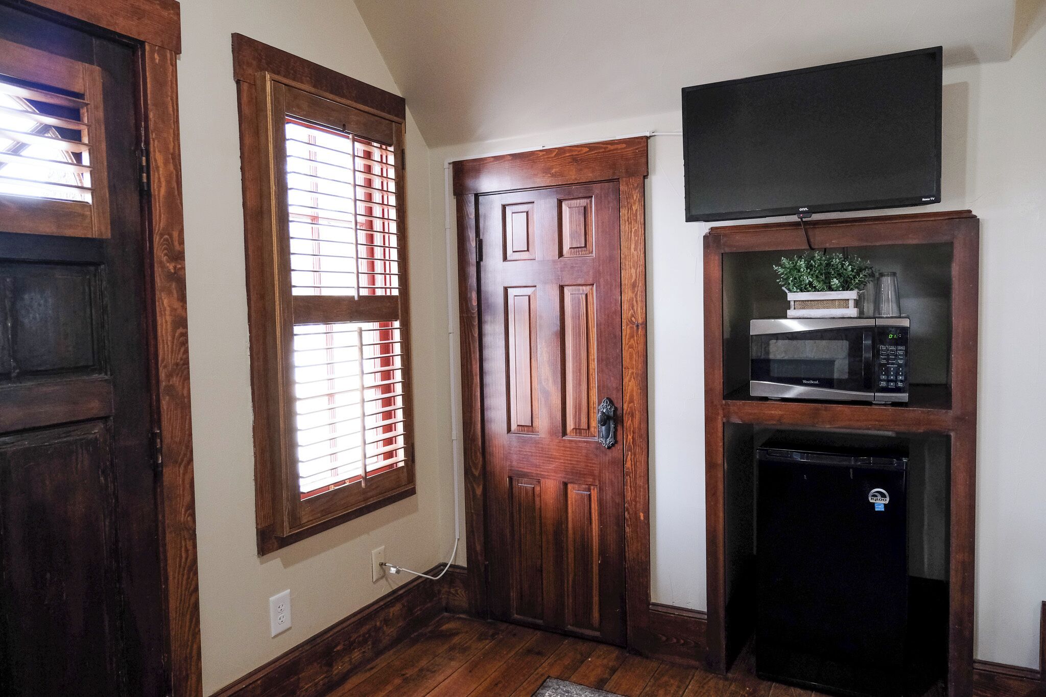 economy room, 1 king bed, non smoking | 1 bedroom, premium bedding, minibar, individually decorated