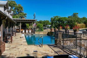Exterior - The Winchester Lodge (Fredericksburg)