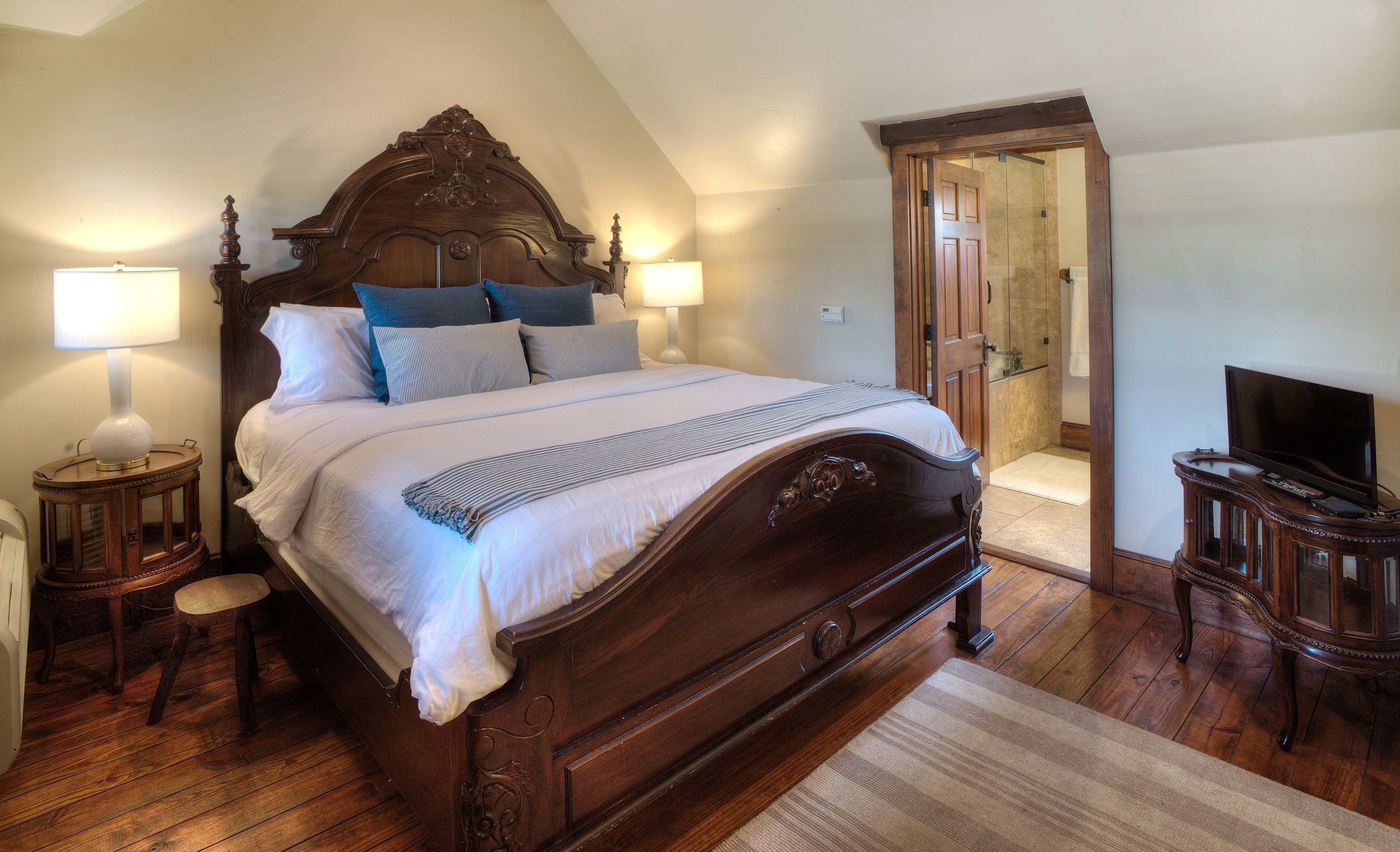 Ropa de cama de alta calidad, minibar y decoración personalizada 