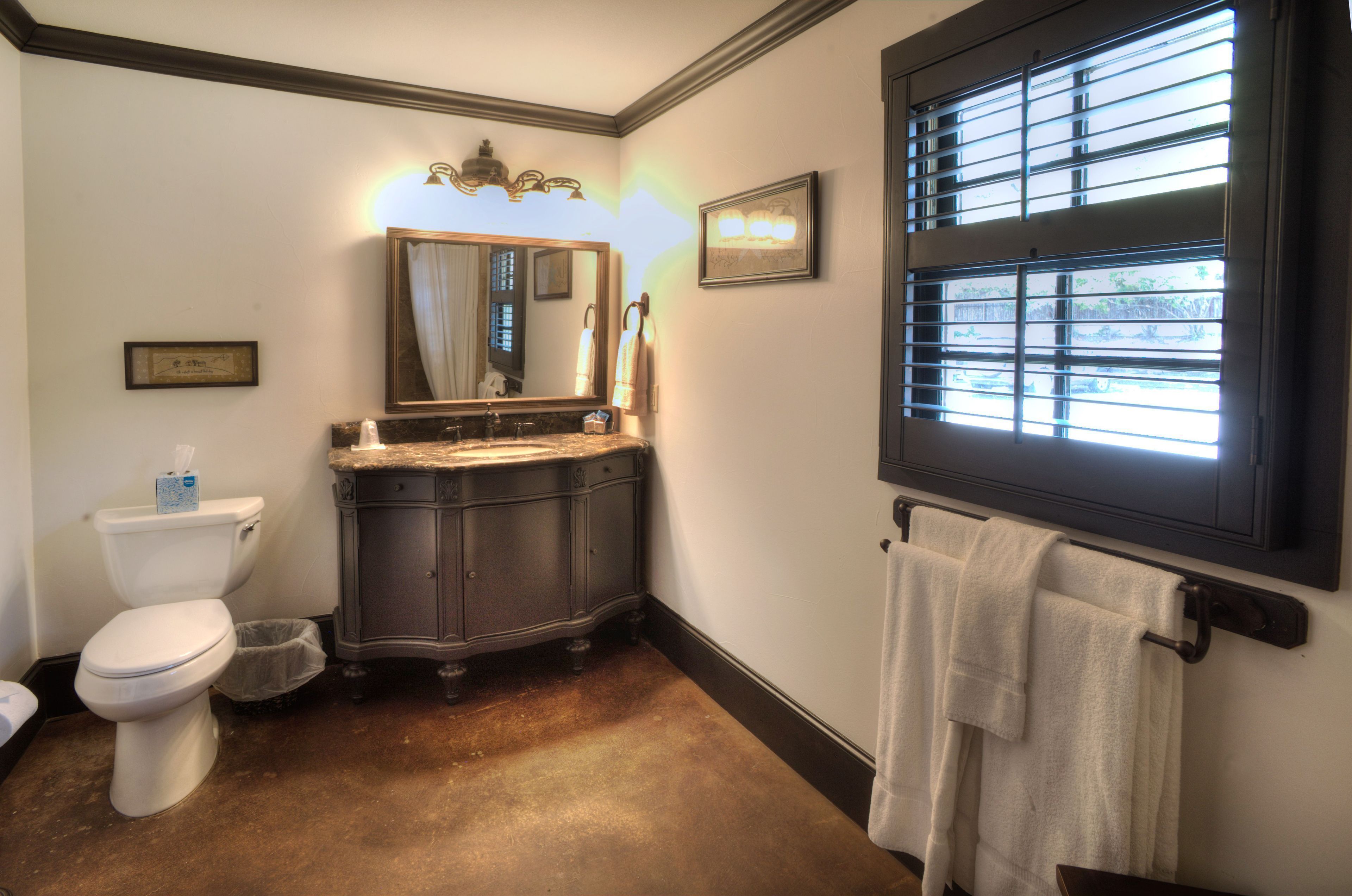 Baño | Regadera, regadera tipo lluvia, amenidades de baño de diseñador 
