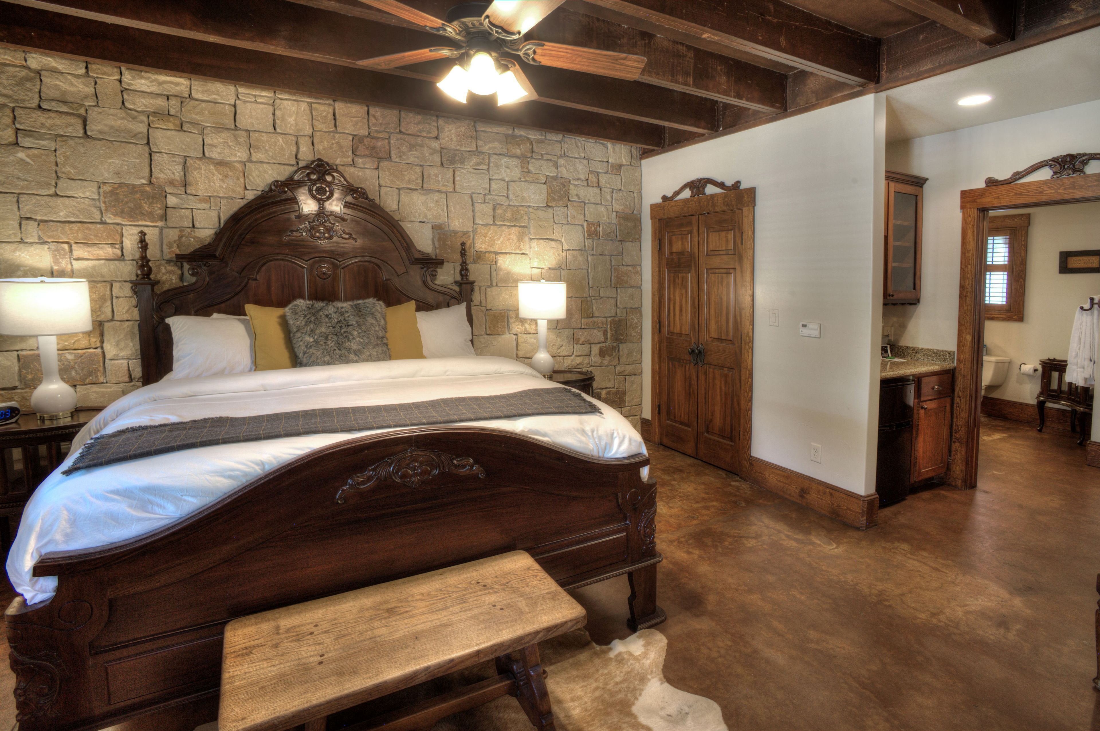 Ropa de cama de alta calidad, minibar y decoración personalizada 
