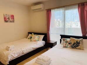 Individually decorated, individually furnished, laptop workspace - Mr. Kinjo SATOMO in Ginowan (Ginowan)